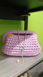 Borse da donna lavorate a uncinetto. In fettuccia.