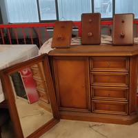 mobiletto e specchio