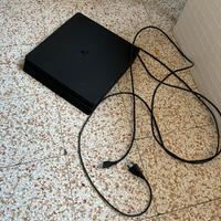 ps4 console + due controller con cavo di ricarica
