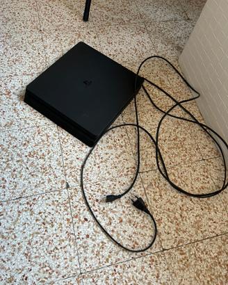 ps4 console + un controller con cavo di ricarica