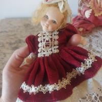 bambola in porcellana con abito rosso vintage