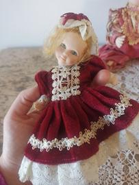 bambola in porcellana con abito rosso vintage