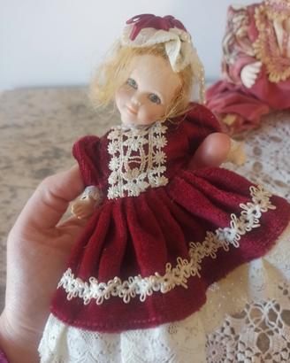 bambola in porcellana con abito rosso vintage