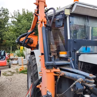 Trattore Lamborghini con braccio trincia