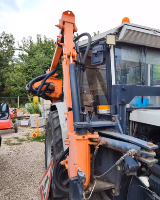 Trattore Lamborghini con braccio trincia