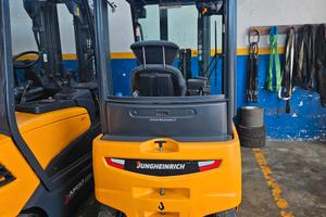 carrello elevatore jungheinrich triplex 320 q.li