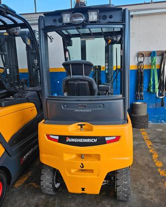 carrello elevatore jungheinrich triplex 320 q.li