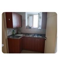 cucina con piano cottura e lavandino in acciaio 