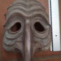 Maschera in ceramica e tre in cartapesta