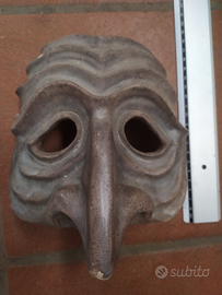 Maschera in ceramica e tre in cartapesta