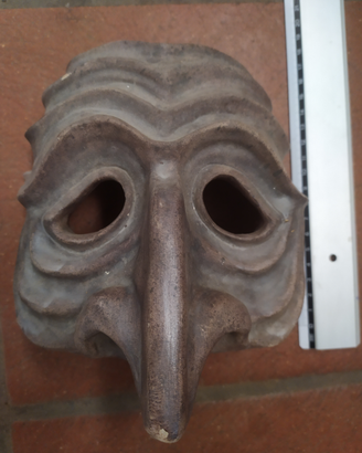 Maschera in ceramica e tre in cartapesta