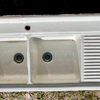 Lavandino in ceramica a due vasche