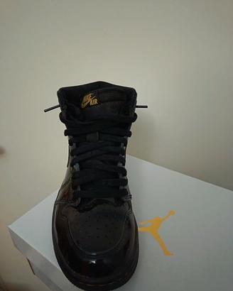Air Jordan 1 Retro High nere oro metallizzate