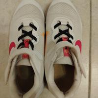 Stiker Nike bianche, con banda gialla e rosa scuro