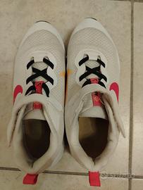 Stiker Nike bianche, con banda gialla e rosa scuro