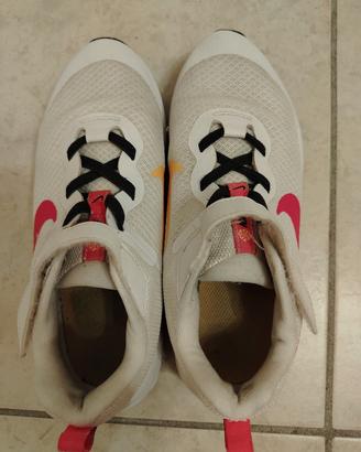 Stiker Nike bianche, con banda gialla e rosa scuro