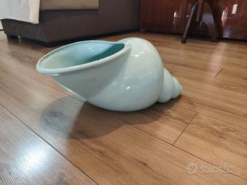 Vaso celeste a forma di conchiglia