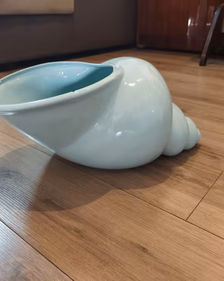 Vaso celeste a forma di conchiglia