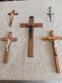 Vintage croce in legno e oggetti sacri