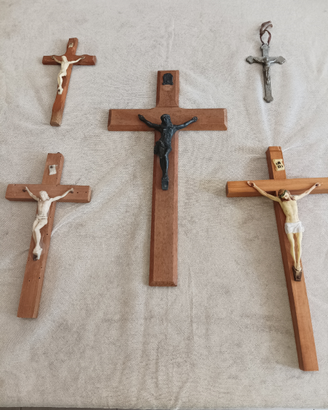 Vintage croce in legno e oggetti sacri