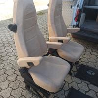 sedili Aguti con braccioli e piastre girevole