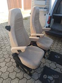 sedili Aguti con braccioli e piastre girevole