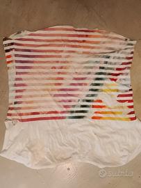T-shirt bianca a righe colorate