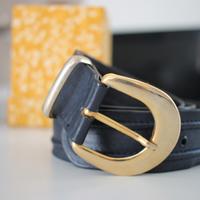 Cintura in pelle blu con fibbia dorata