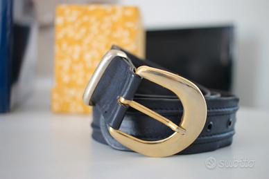 Cintura in pelle blu con fibbia dorata