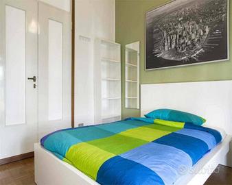 Stanza in appartamento di 120 m² a Milano