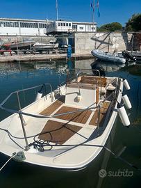 Boston Whaler Mountak 17