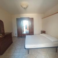 mobili uguali armadio comodino camera da letto 