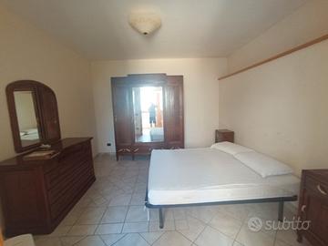 mobili uguali armadio comodino camera da letto 