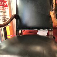 2 poltrone in pelle con braccioli in legno