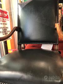 2 poltrone in pelle con braccioli in legno