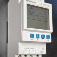 Timer elettronico programmabile Finder 12.91.8.230