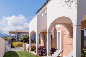 Trilocale con giardino e piscina idromassaggio