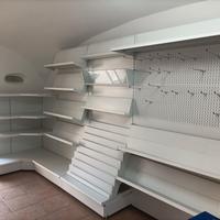 Scaffalatura componibile per esercizi commerciali