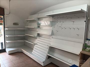 Scaffalatura componibile per esercizi commerciali