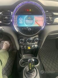 Auto totalmente elettrica