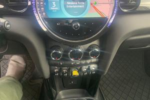 Auto totalmente elettrica