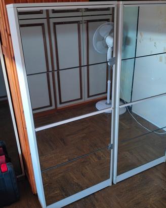 Una o due scarpiere in legno con ante a specchio.