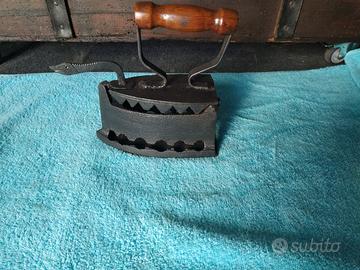 Antico ferro da stiro in ghisa