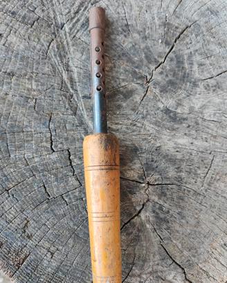 Vecchio attrezzo ferro e legno 