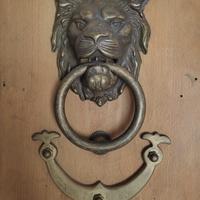 Battiporta a forma di testa di leone in bronzo