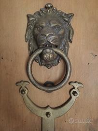 Battiporta a forma di testa di leone in bronzo