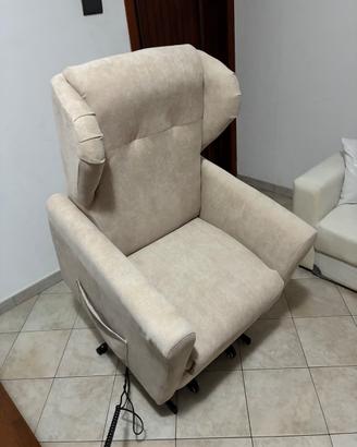 Poltrona relax alzapersona 2 motori pari al nuovo