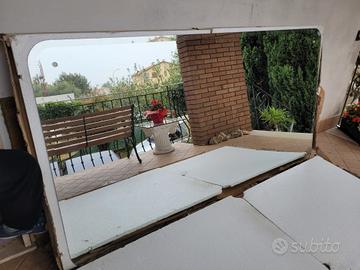 Specchio elegante da parete.