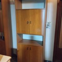 Mobiletto in legno chiaro