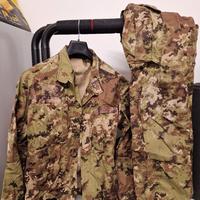 giacca e pantalone mimetico esercito